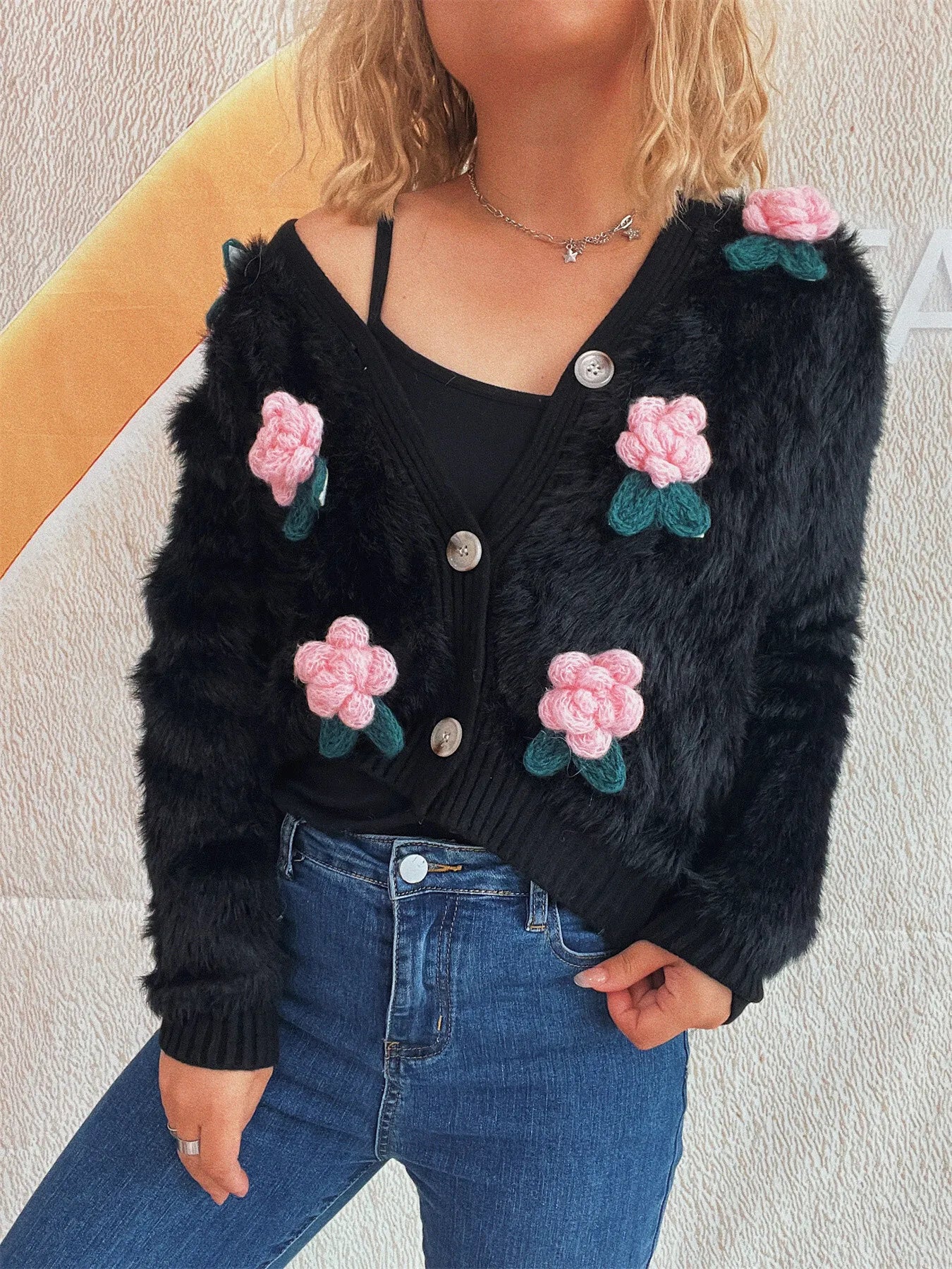 Cárdigan de mujer con botones de flores y peluche