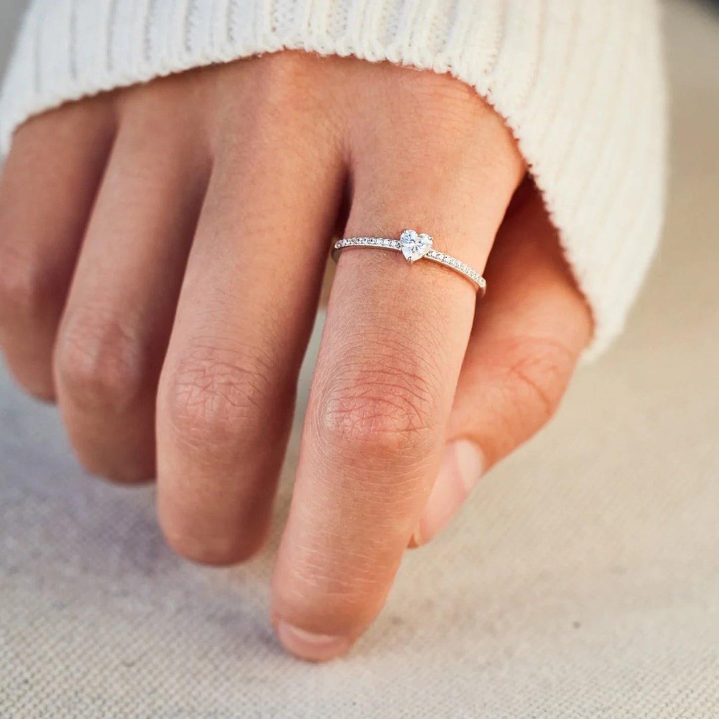 Anillo de Corazón con Circones Engastados de Plata de Ley 925