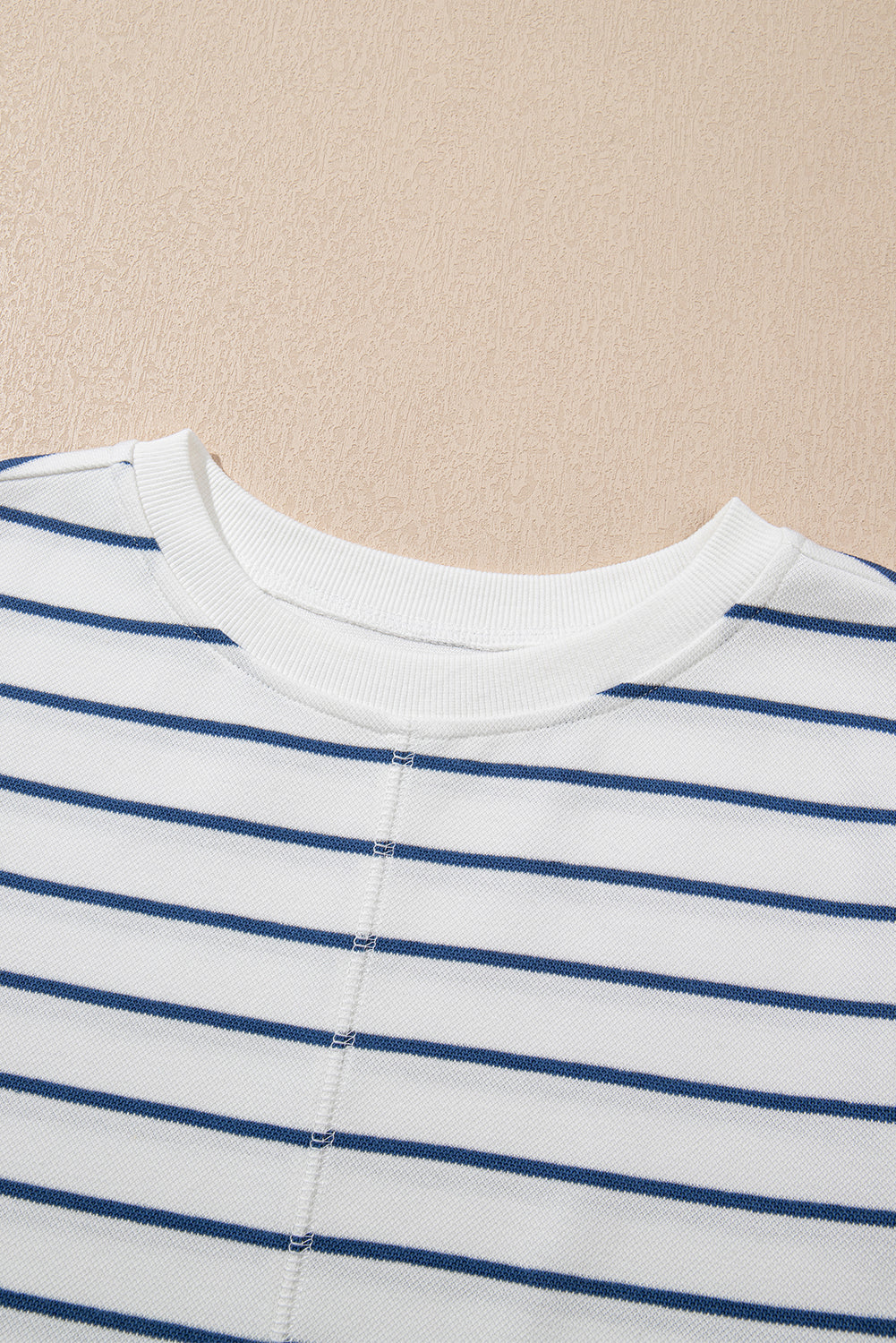 Conjunto de camiseta a rayas informal azul marino y pantalones anchos