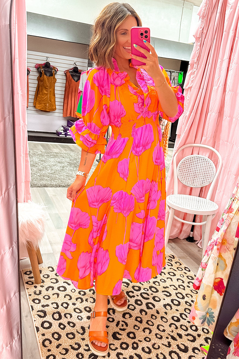 Vestido largo con estampado floral naranja, volantes, nido de abeja y cuello de pico con manga 3/4