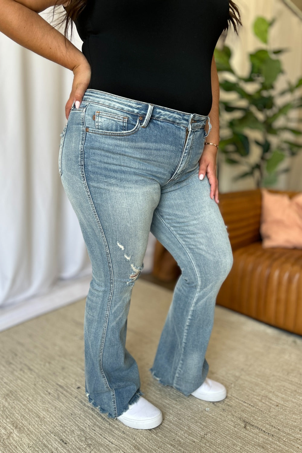 Judy Blue Talla Completa Tiro Medio Control Abdomen Acampanado Roto