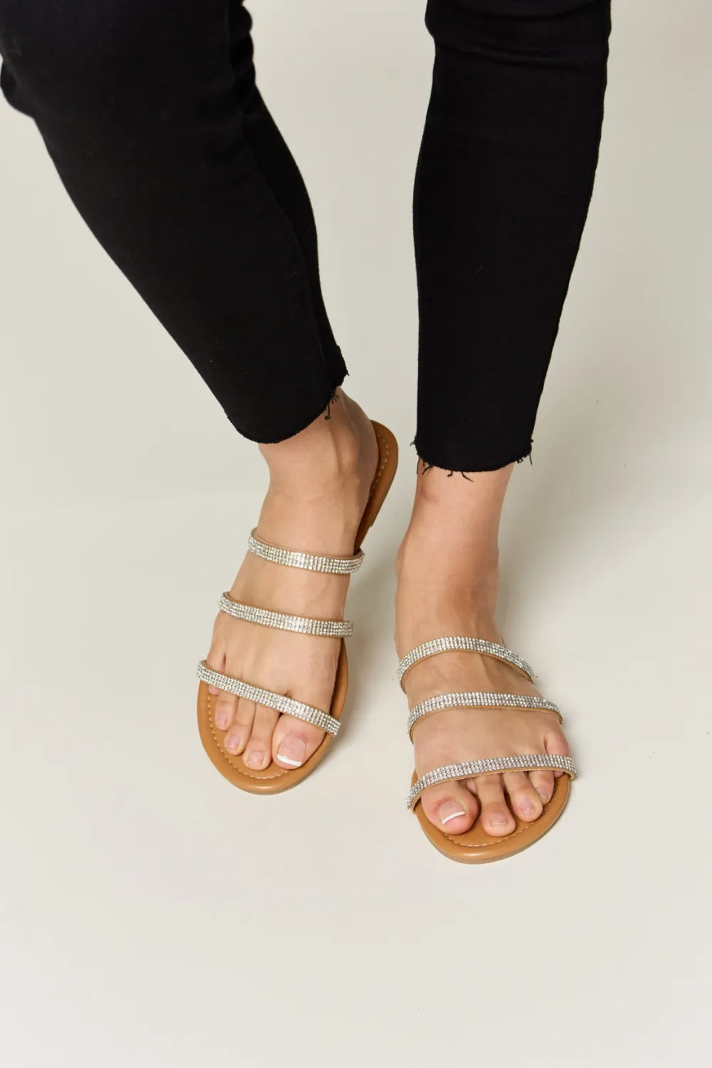 Sandalias planas de tres tiras WILD DIVA con pedrería