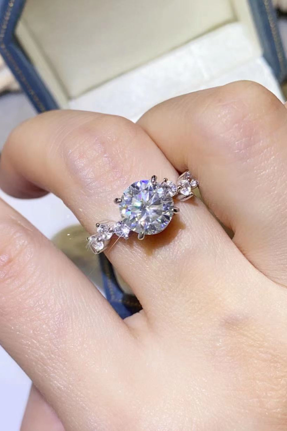 Anillo de moissanita de 2 quilates de plata de ley 925