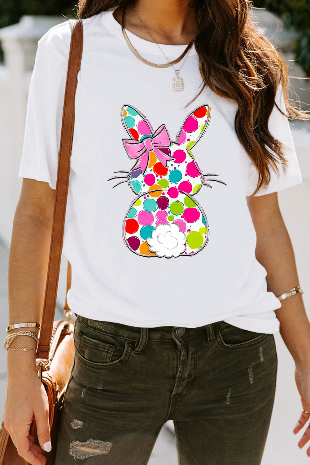 Camiseta de moda de Pascua con diseño gráfico de conejo con lazo de lunares blancos y cuello redondo