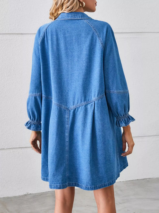 Vestido vaquero con botones frontales y puños con volantes
