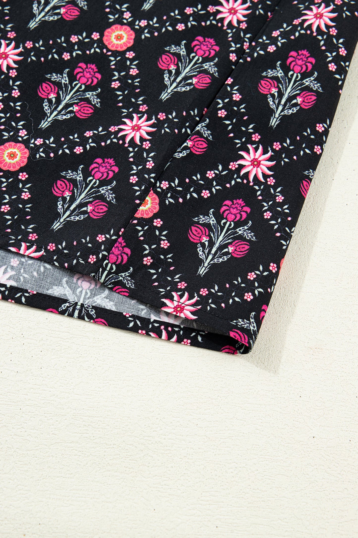 Blusa vintage floral con escote en V de contraste negro y manga tres cuartos