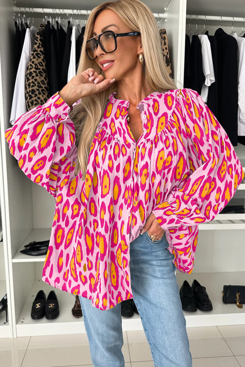 Camisa casual de manga globo con estampado de leopardo de gran tamaño en color beige francés claro