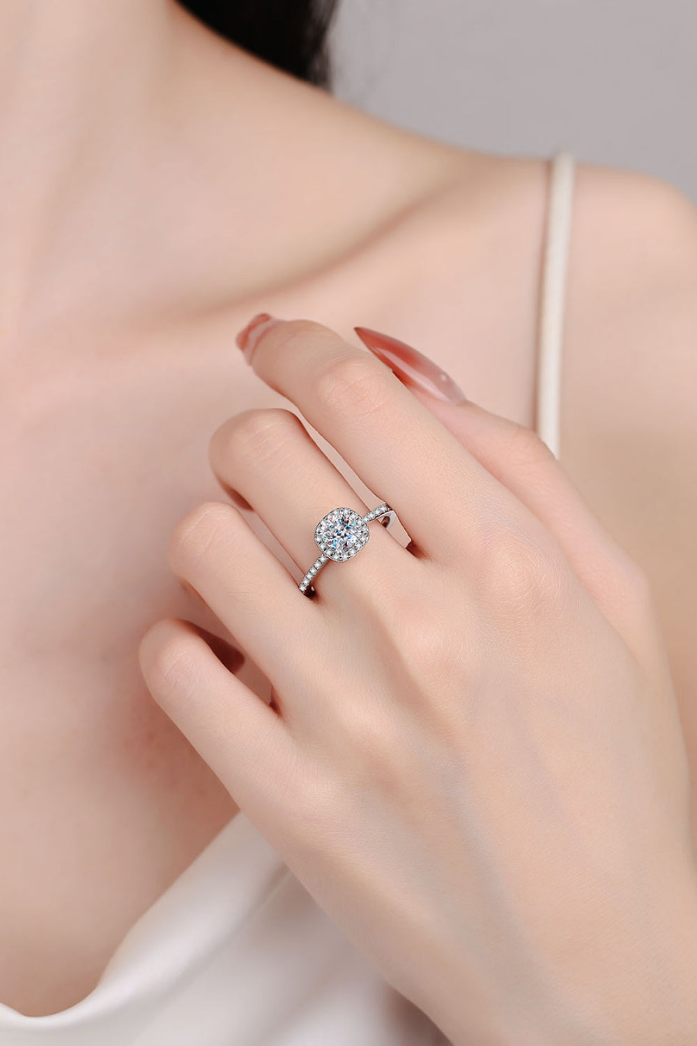 Anillo de halo de moissanita de 1 quilate de plata de ley 925