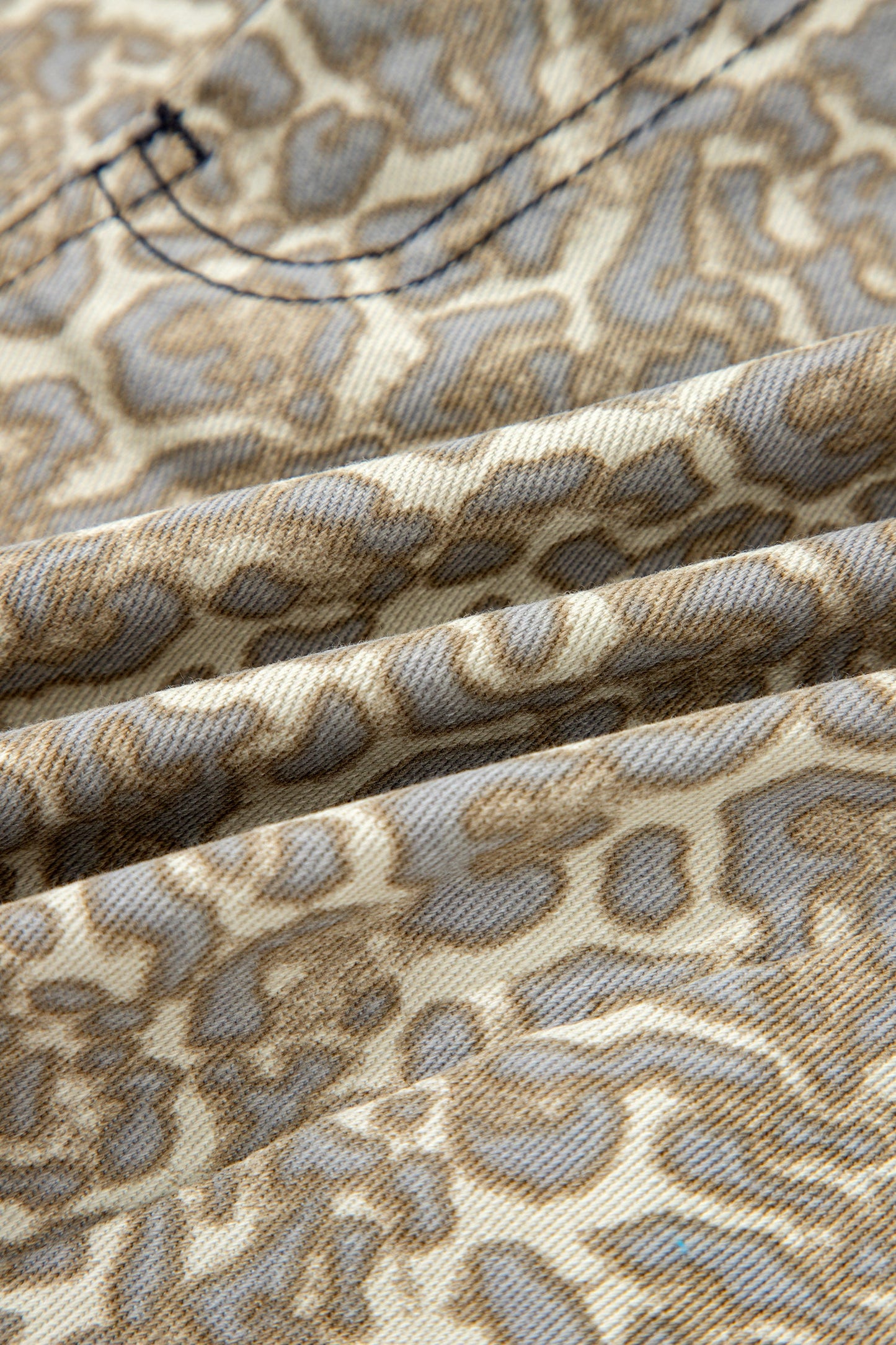Pantalones cortos de mezclilla caqui con estampado de leopardo y borde sin rematar