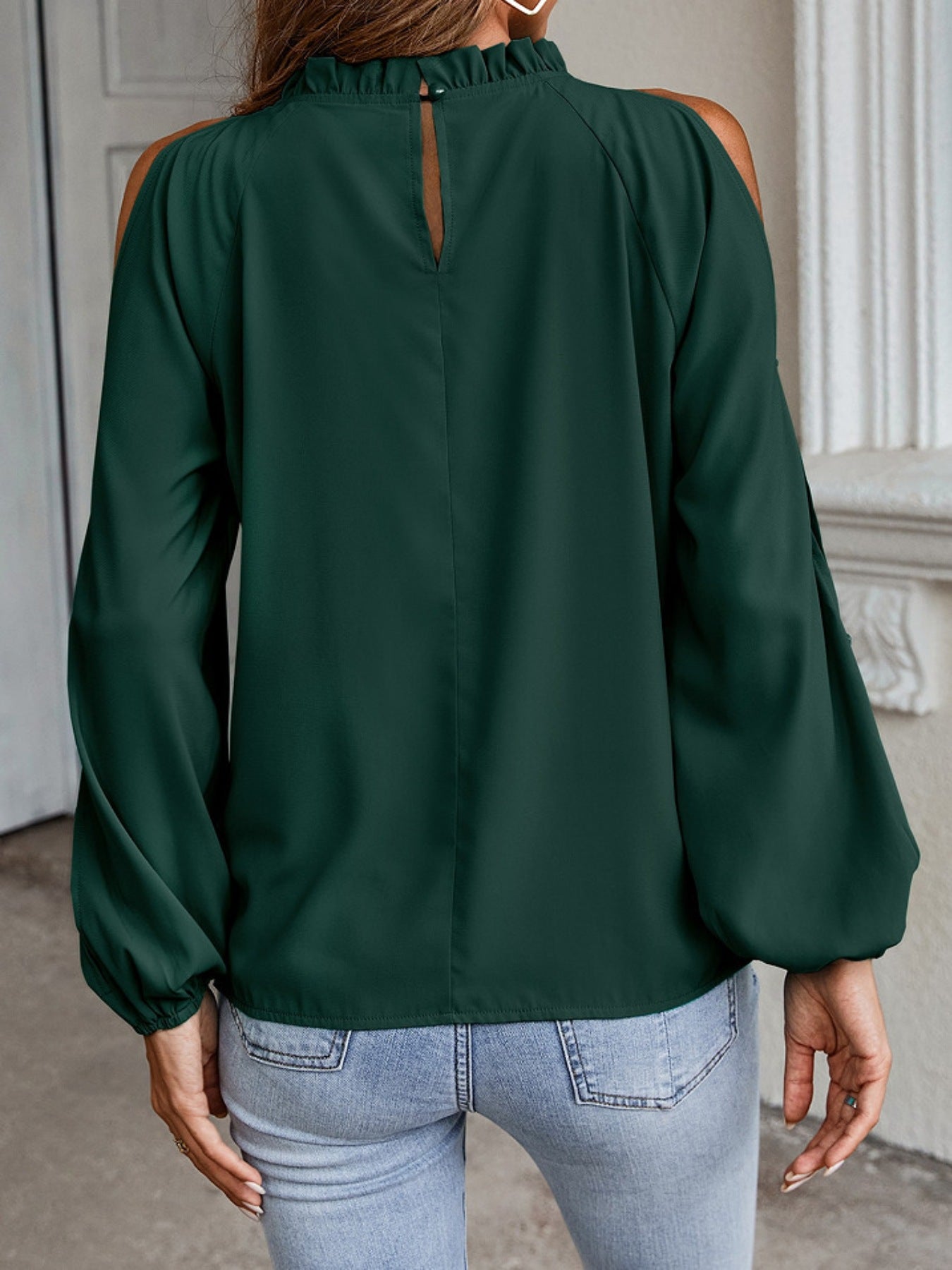 Blusa con volantes en el cuello y hombros descubiertos