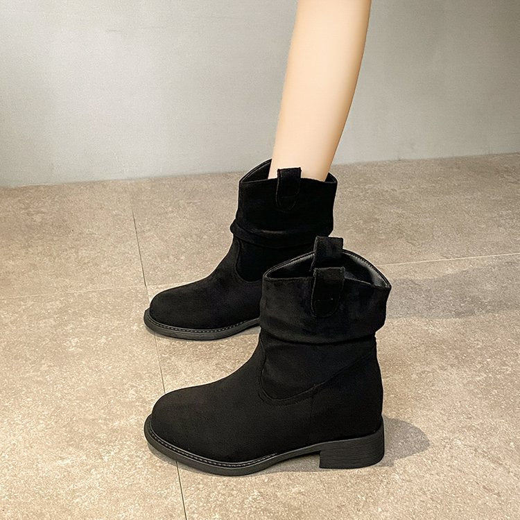 Botines de tacón grueso de ante para mujer que estilizan la figura