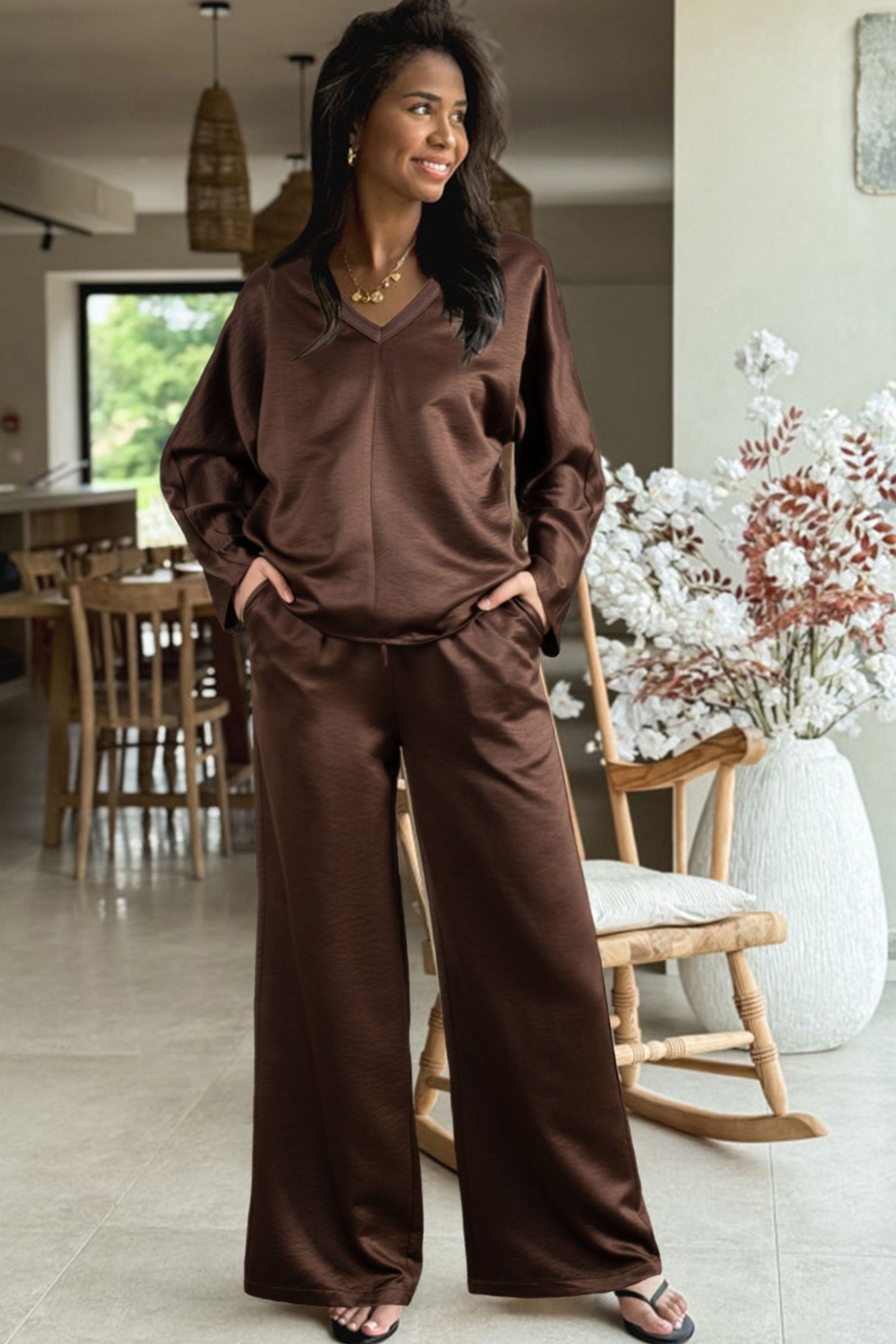 Conjunto de 2 piezas: top suelto de manga larga con cuello de pico trenzado marrón oscuro y pantalones de talle alto con cordón