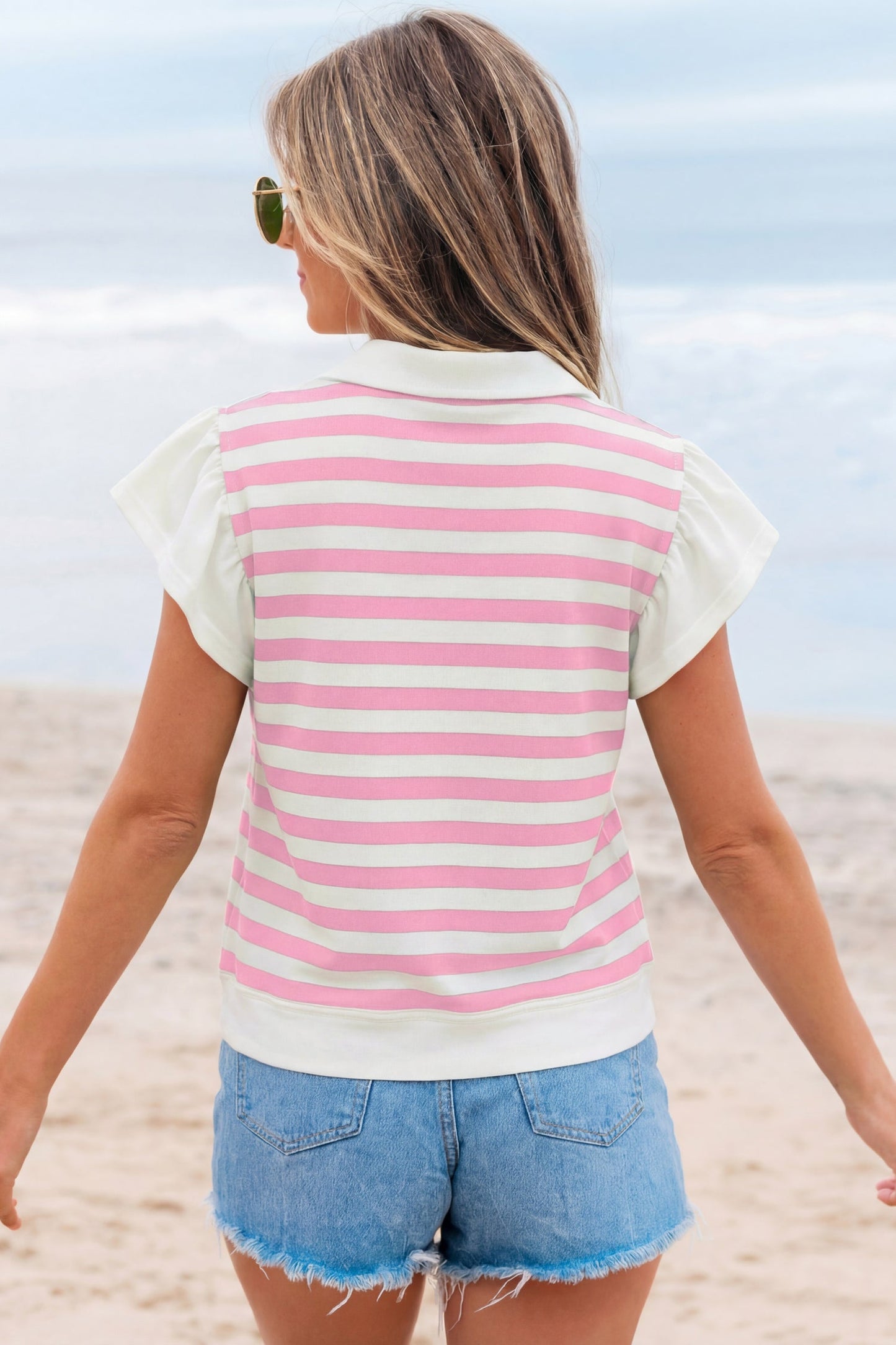Blusa rosa a rayas con cuello en V y manga corta con volantes