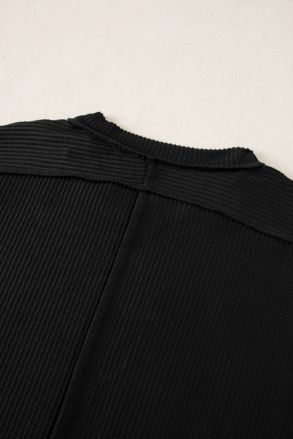 Camiseta blanca de punto acanalado arrugado con cuello redondo