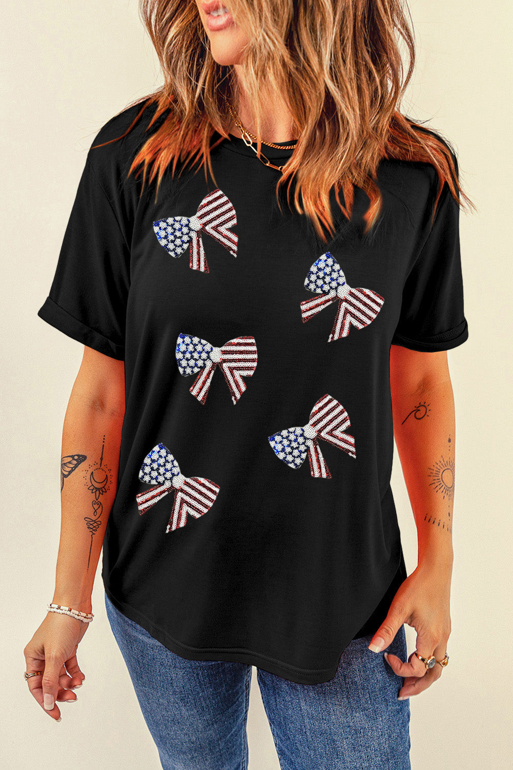 Camiseta de manga enrollada con lazo y lentejuelas negras en la bandera