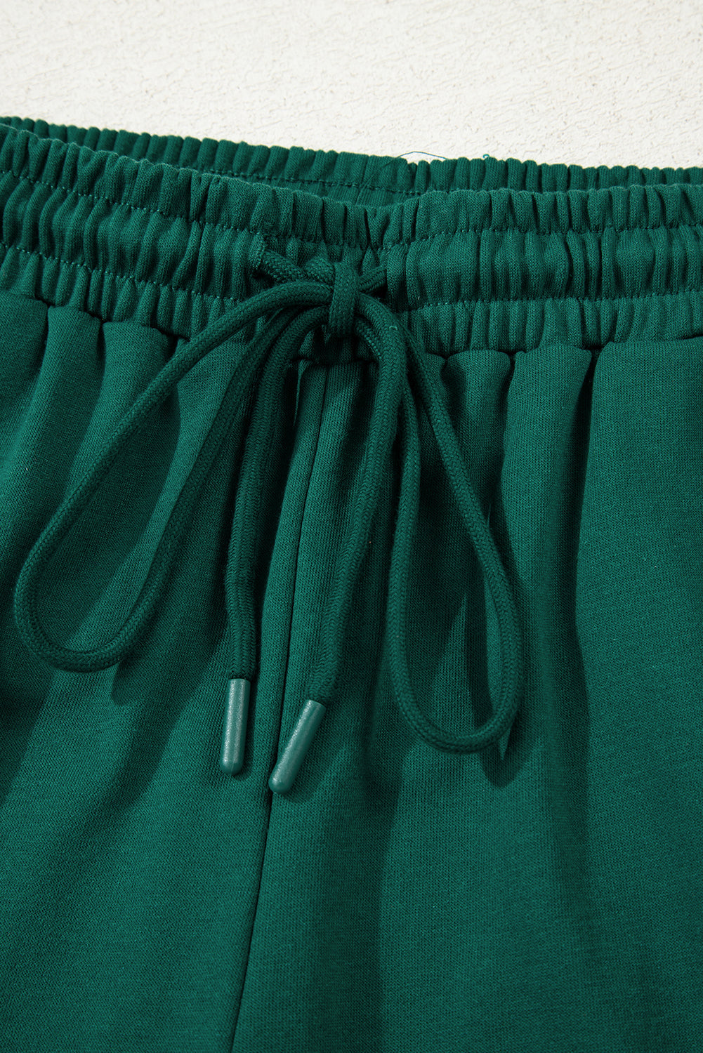 Conjunto de sudadera y pantalón corto con rayas en las mangas y hombros caídos Evergreen Varsity