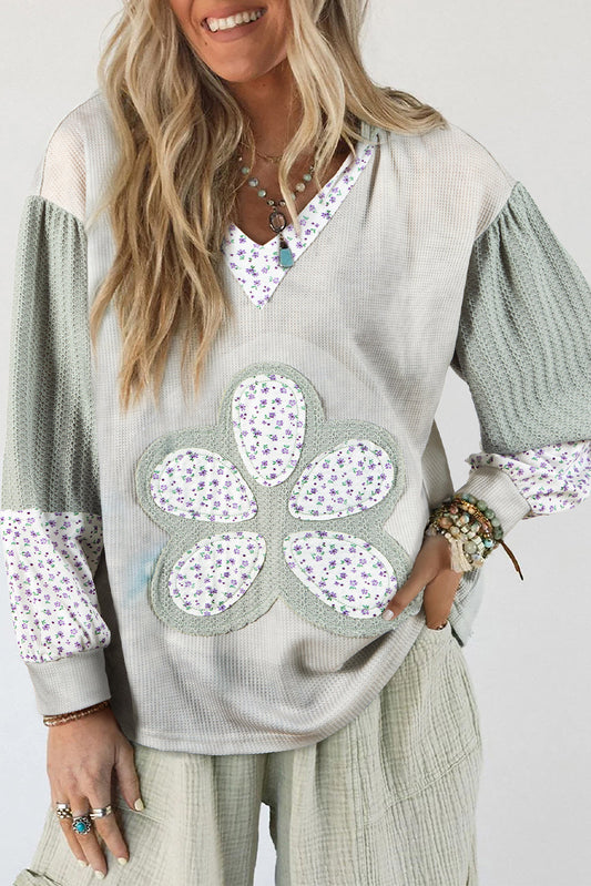 Top con capucha y manga farol, con textura floral verde y bloques de color en retazos
