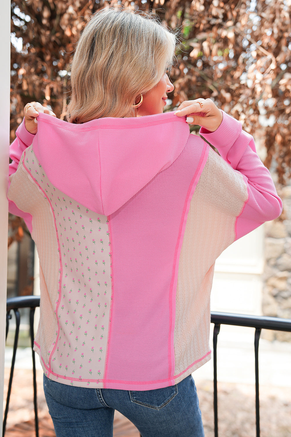 Top de punto gofre de textura mixta floral rosado con capucha y talla grande