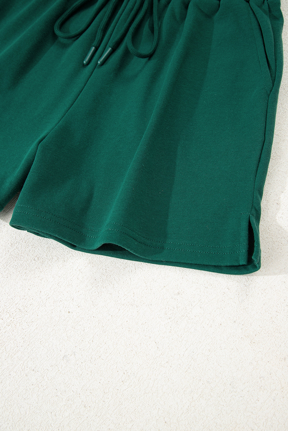 Conjunto de sudadera y pantalón corto con rayas en las mangas y hombros caídos Evergreen Varsity
