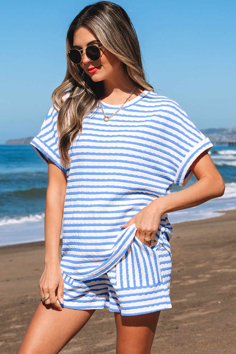 Conjunto de camiseta de manga corta de punto a rayas azul cielo y shorts con cordón