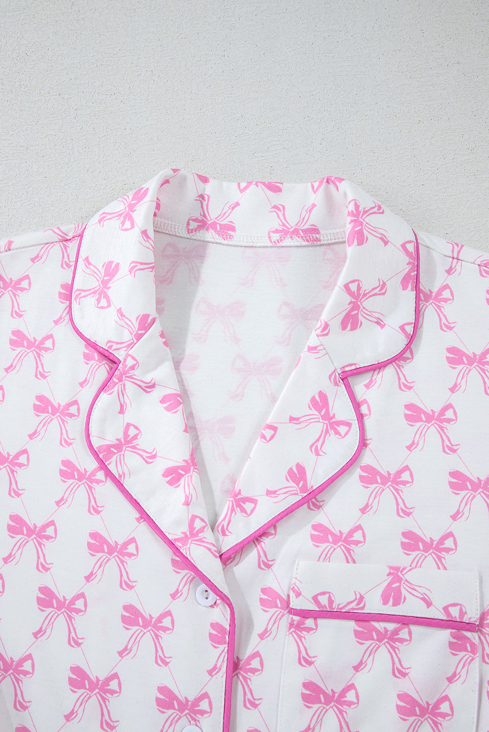 Conjunto de pijama de camisa con estampado de lazo rosa y shorts con dobladillo con volantes