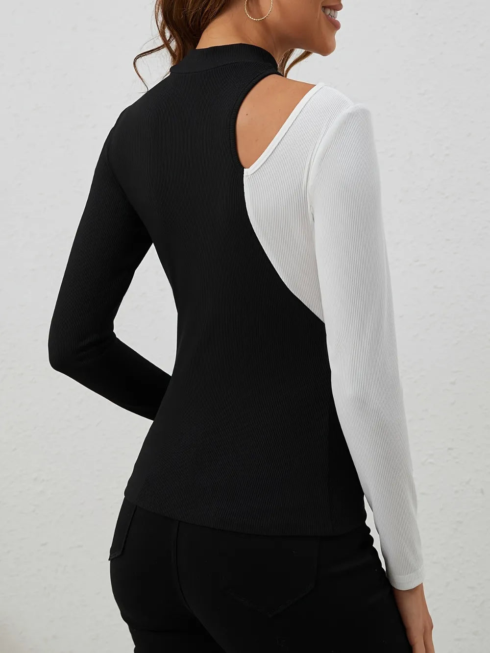 Camiseta de manga larga con cuello simulado y recortes contrastantes