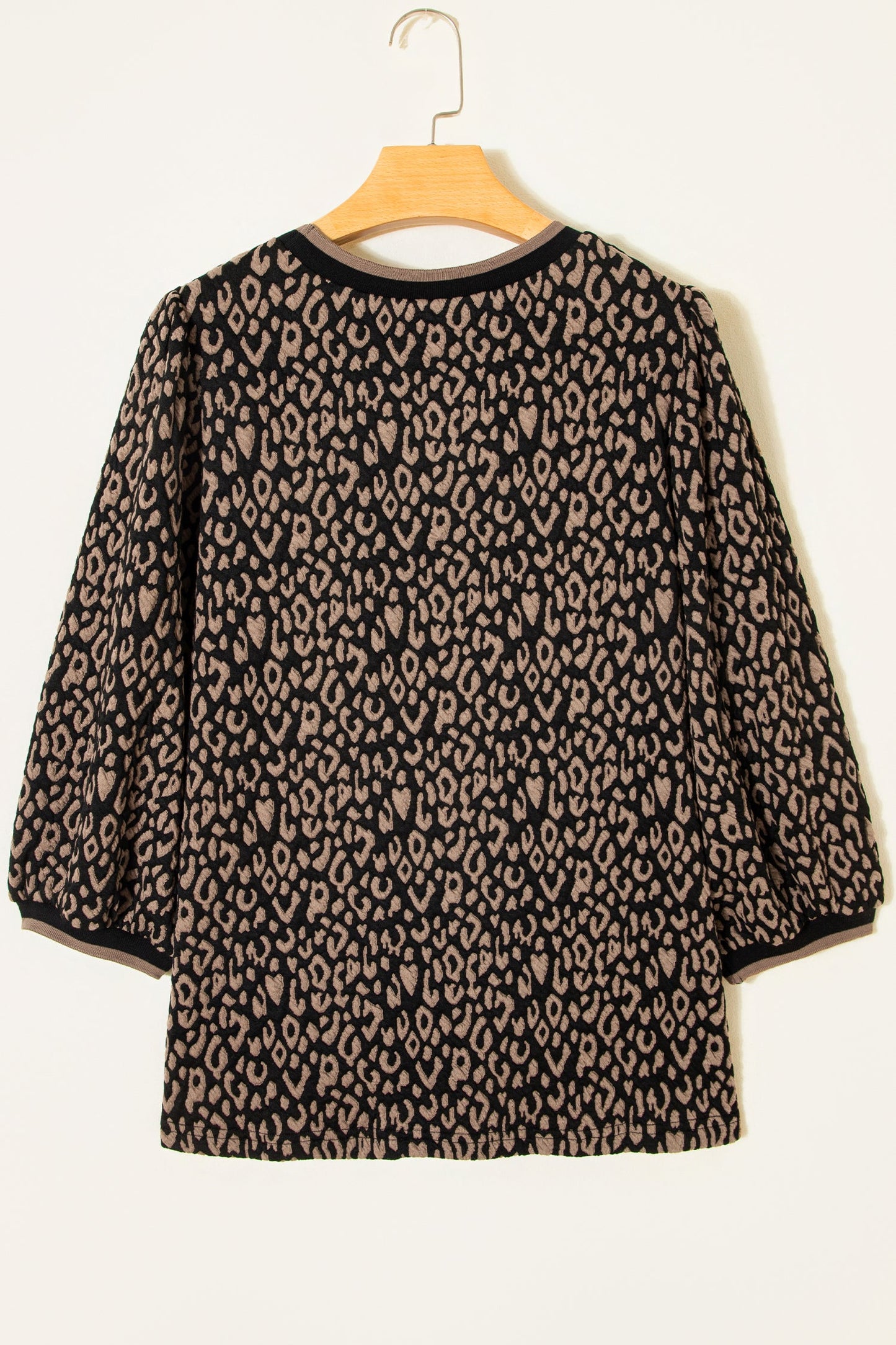 Top de manga abullonada con estampado de leopardo, ribete en contraste y cuello redondo