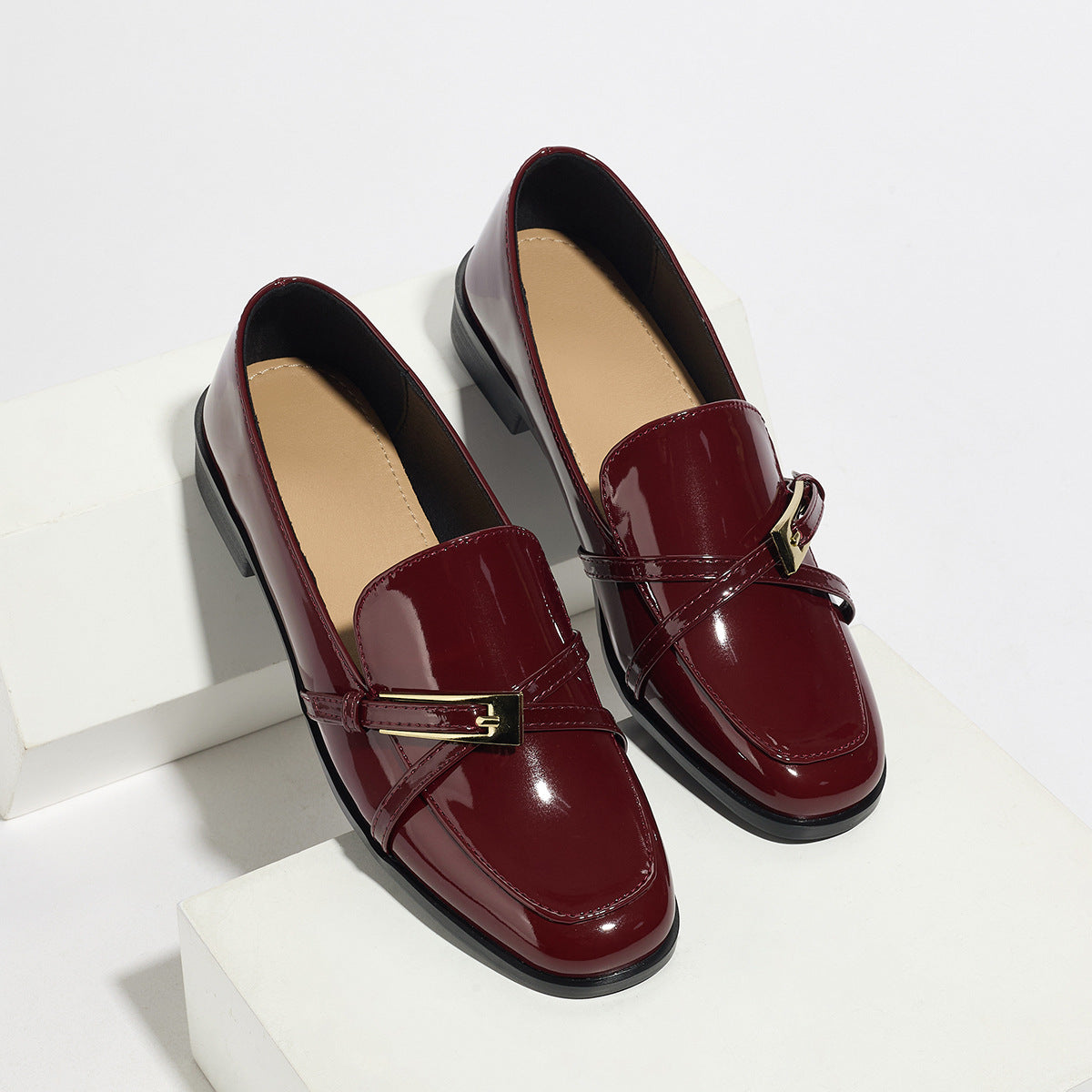 Zapatos de charol con punta cuadrada para mujer