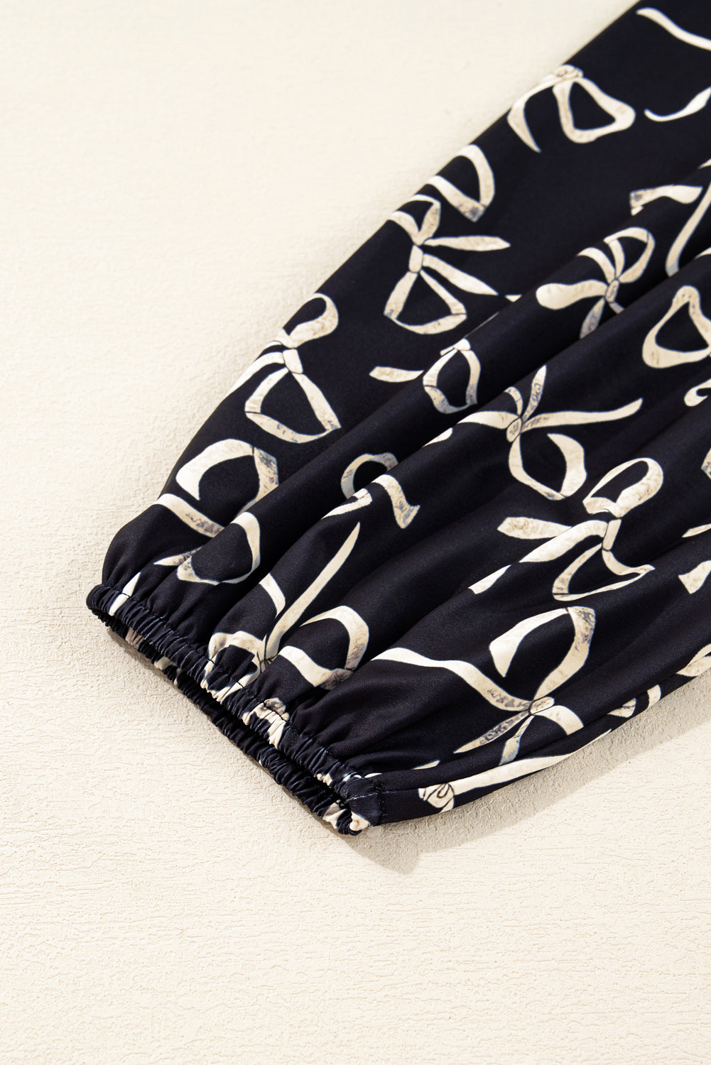 Blusa de Talla Grande con Estampado de Lazo Negro y Mangas de Retazos