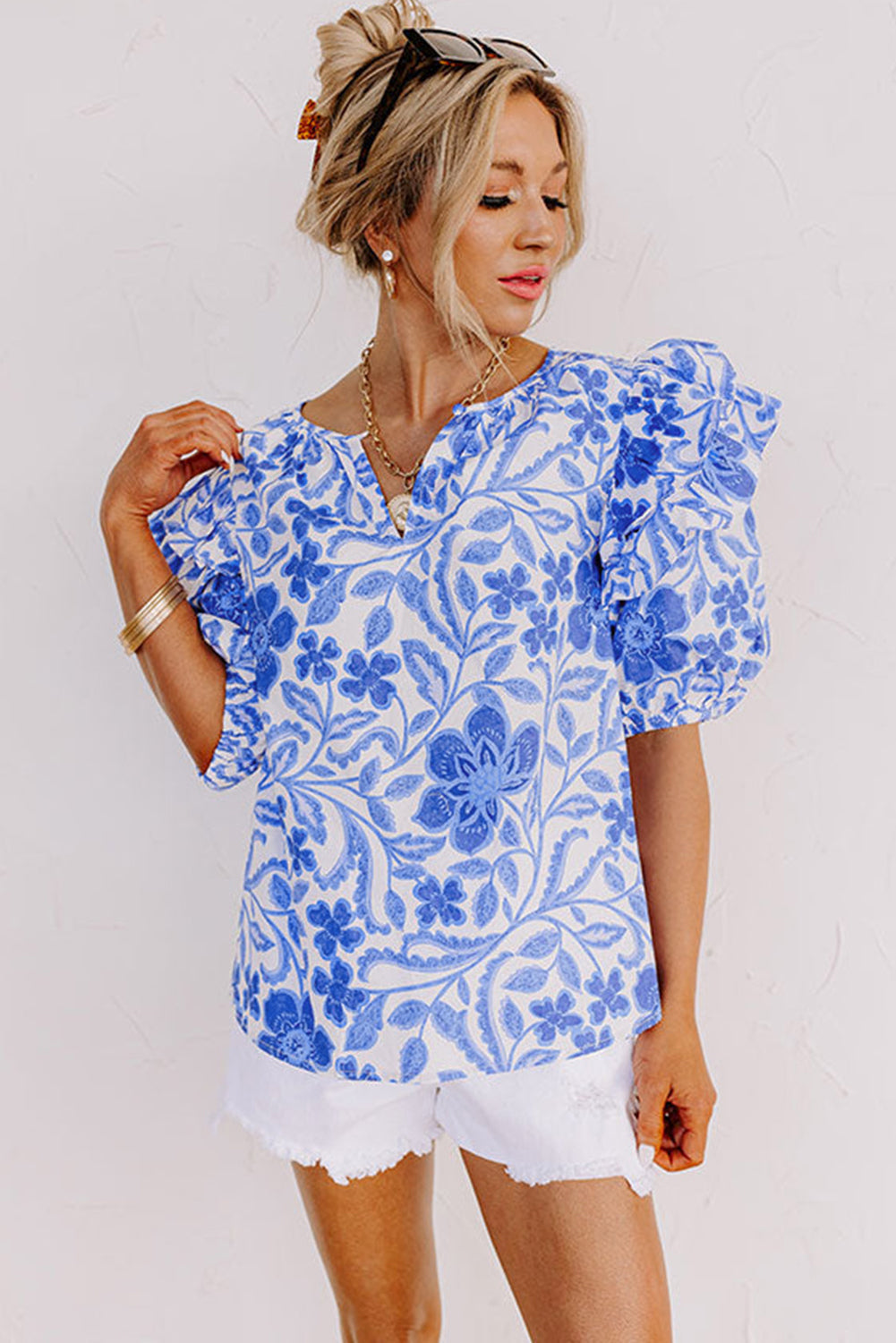 Blusa con estampado floral azul oscuro y manga abullonada con volantes