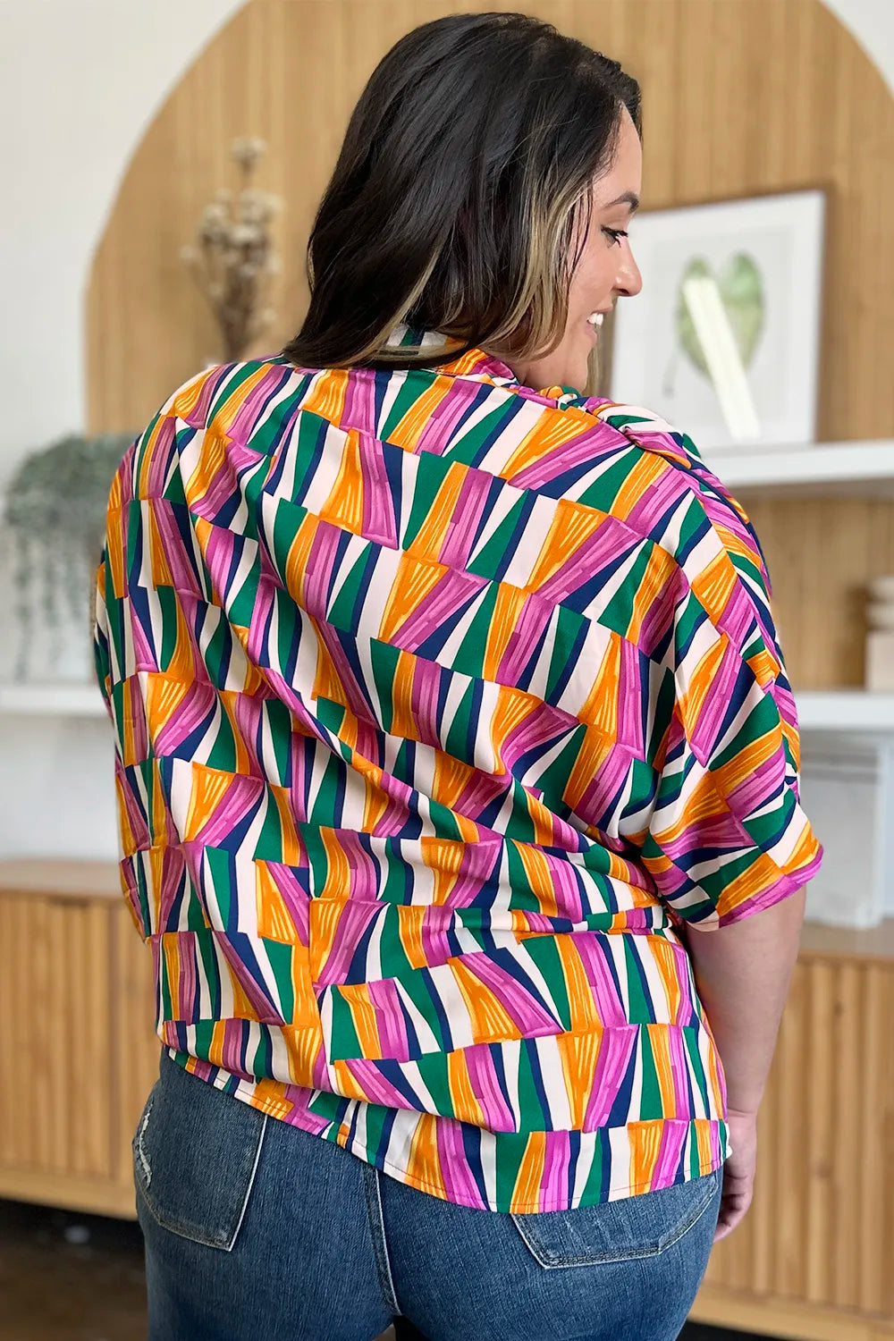 Top de manga dolman con muescas y estampado geométrico "Double Take" de talla grande