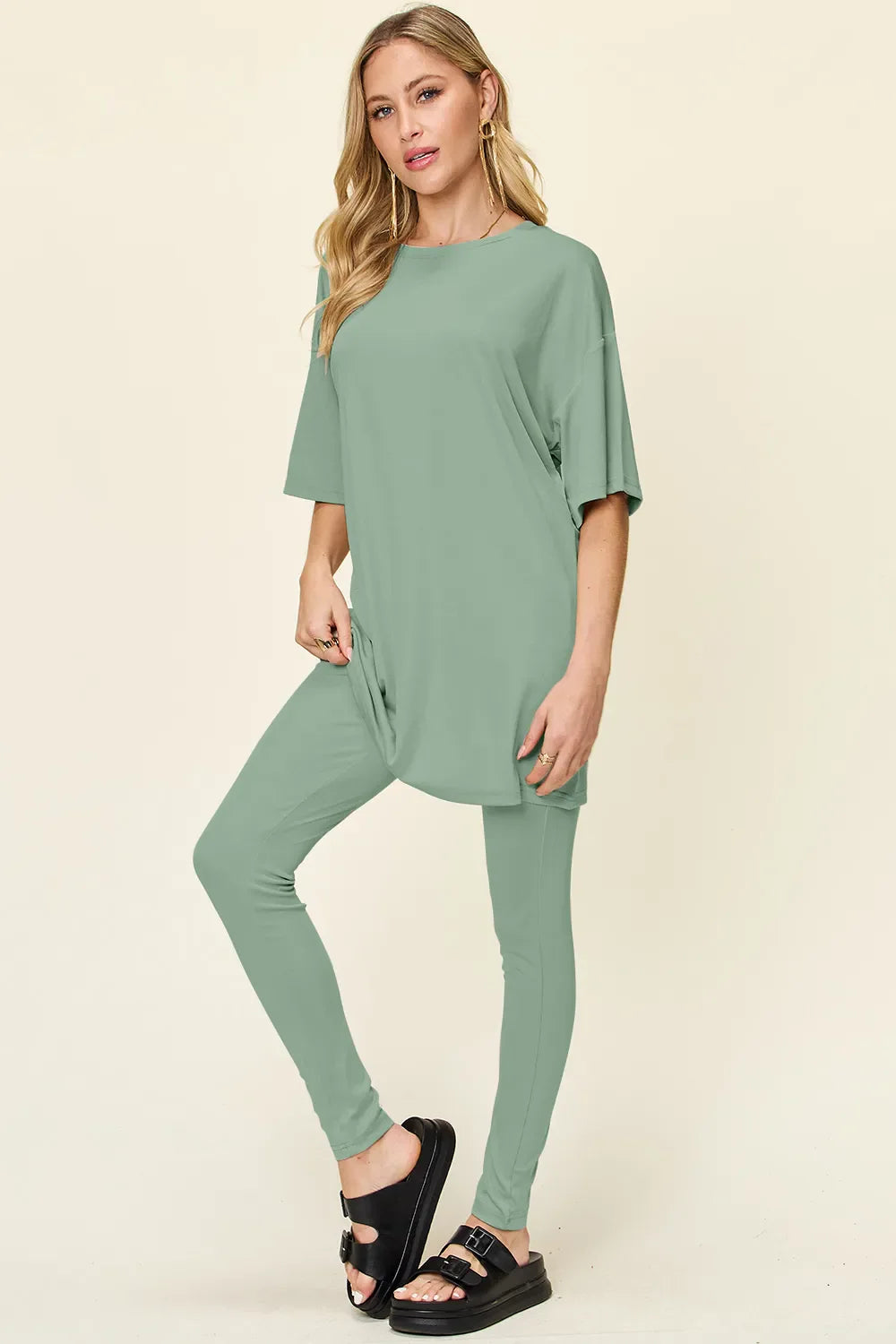Conjunto de camiseta de manga caída con cuello redondo de tamaño completo y leggings Double Take