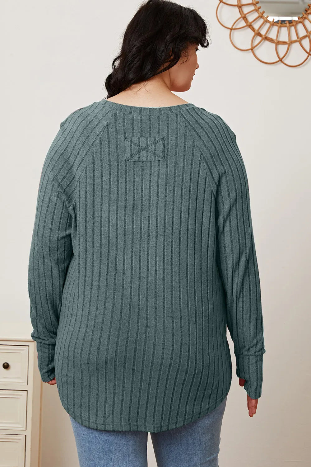 Camiseta básica de canalé con manga de orificio para pulgar y de talla completa para mujer