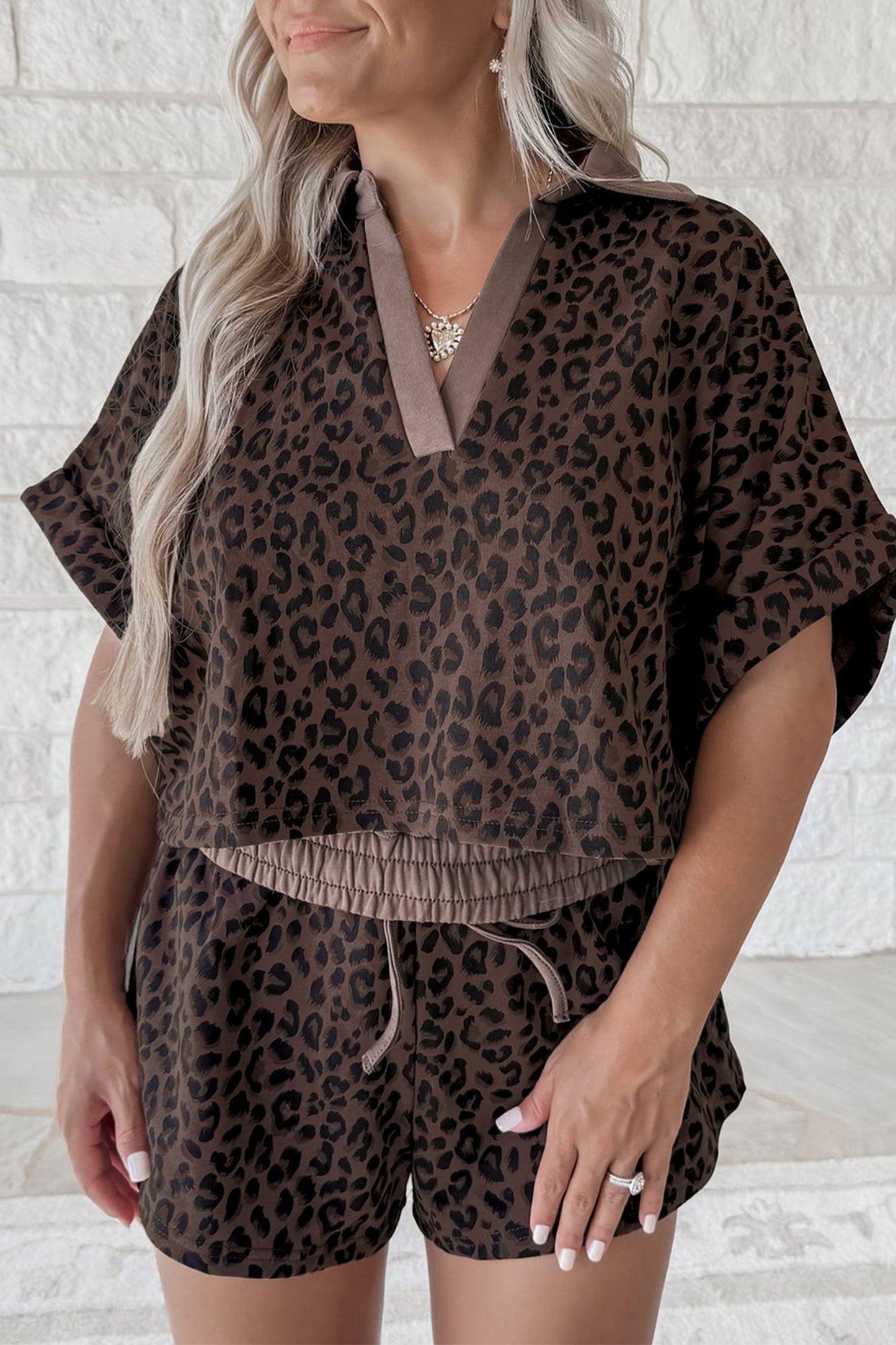 Conjunto corto de 2 piezas con cuello en V marrón y estampado de leopardo