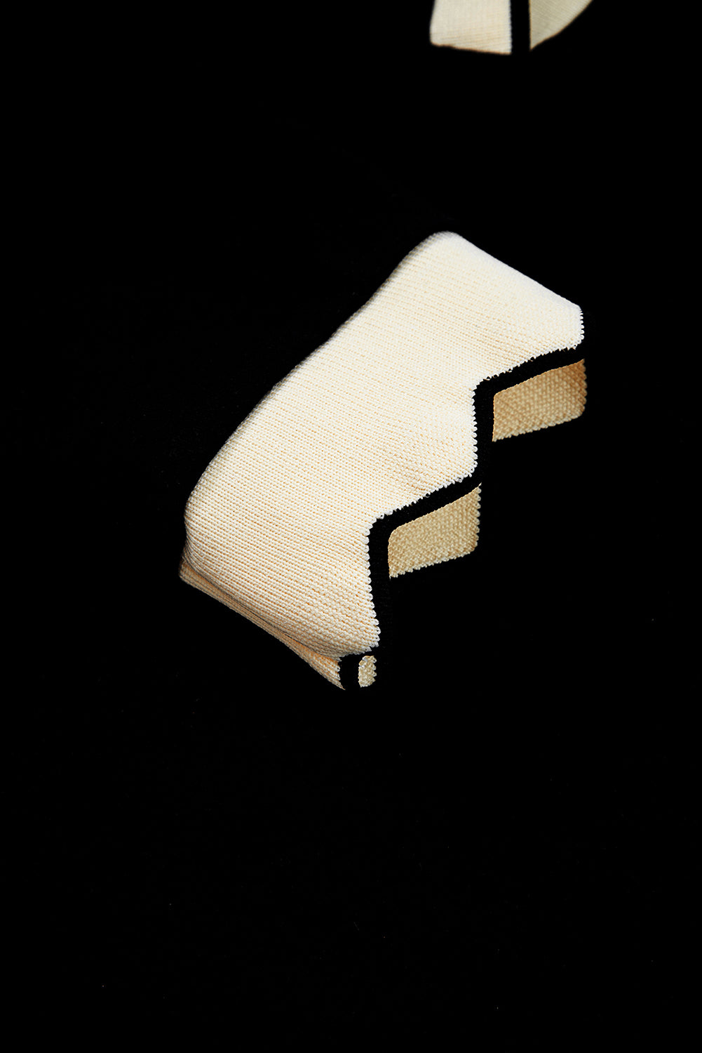 Top de manga larga con cuello, bloques de color y ribete festoneado negro