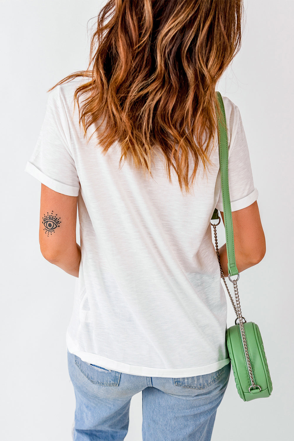 Camiseta de cuello redondo con gráfico de la bandera de EE. UU. brillante blanco