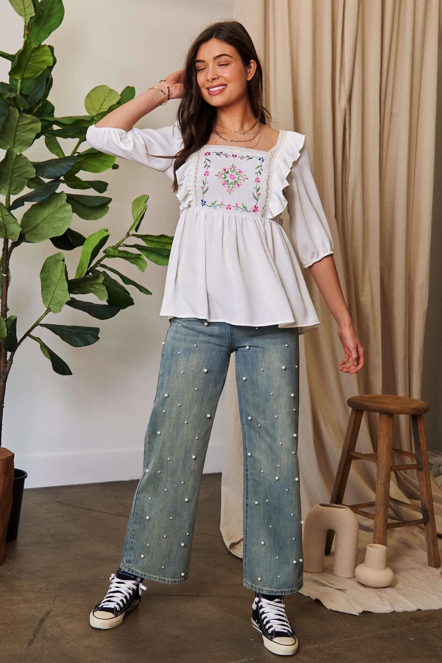 Blusa Davi & Dani con bordado floral, textura y lazo en la espalda con volantes