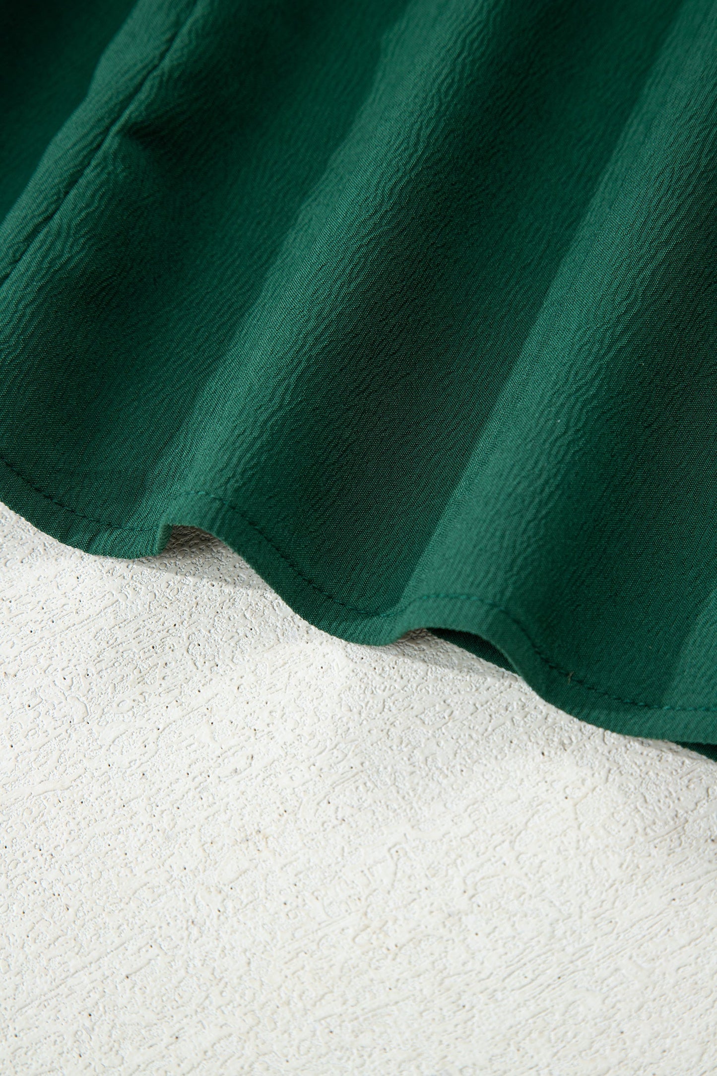 Vestido maxi escalonado con cuello en V y botones de manga larga, liso, verde negruzco