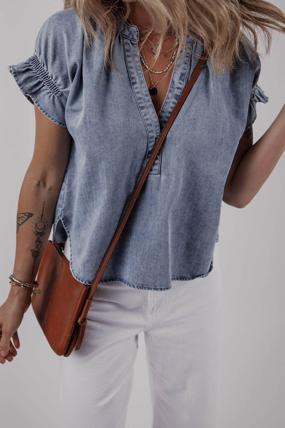 Top vaquero azul anochecer con cuello en V, volantes y manga corta abullonada