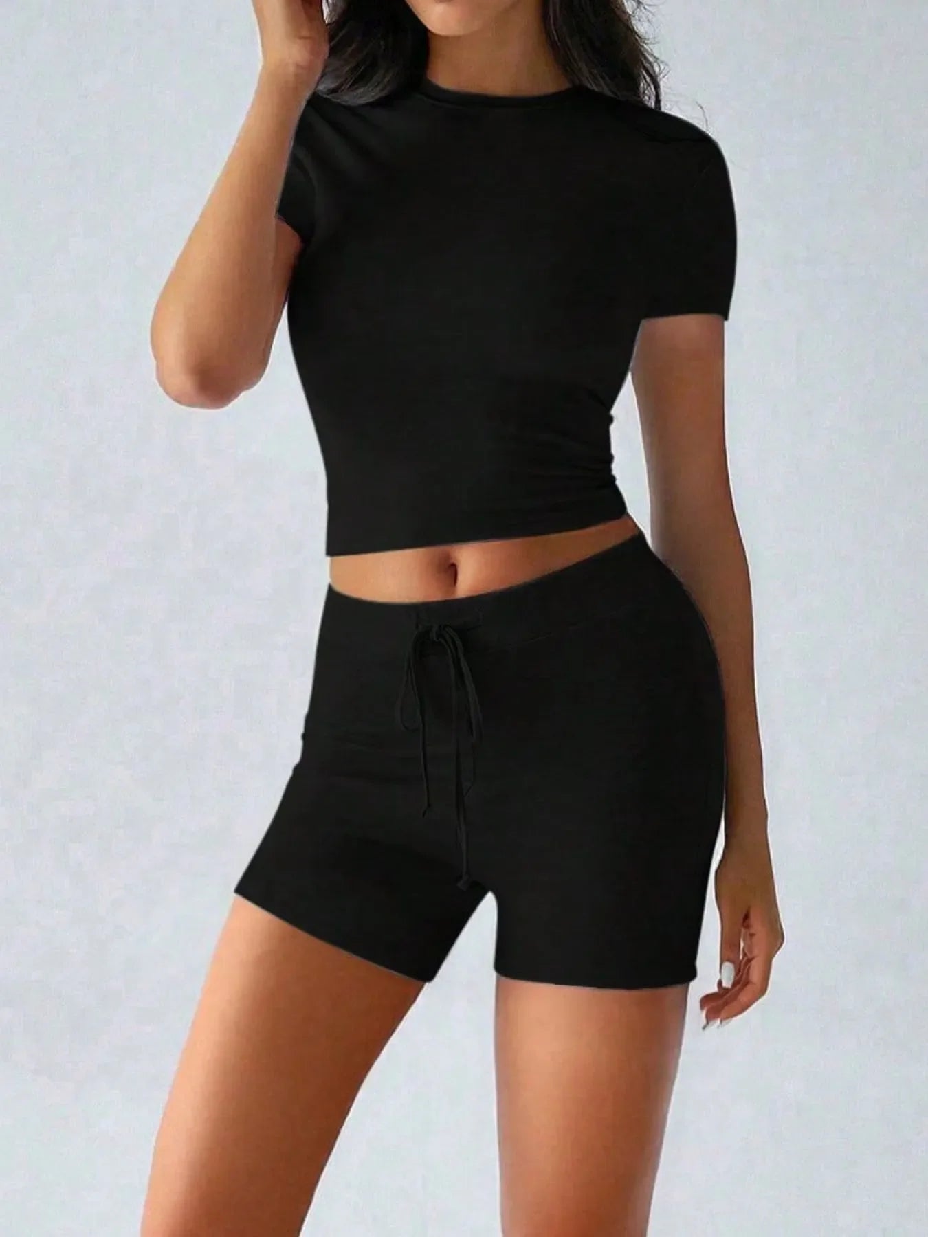 Conjunto de top de manga corta con cuello redondo y shorts