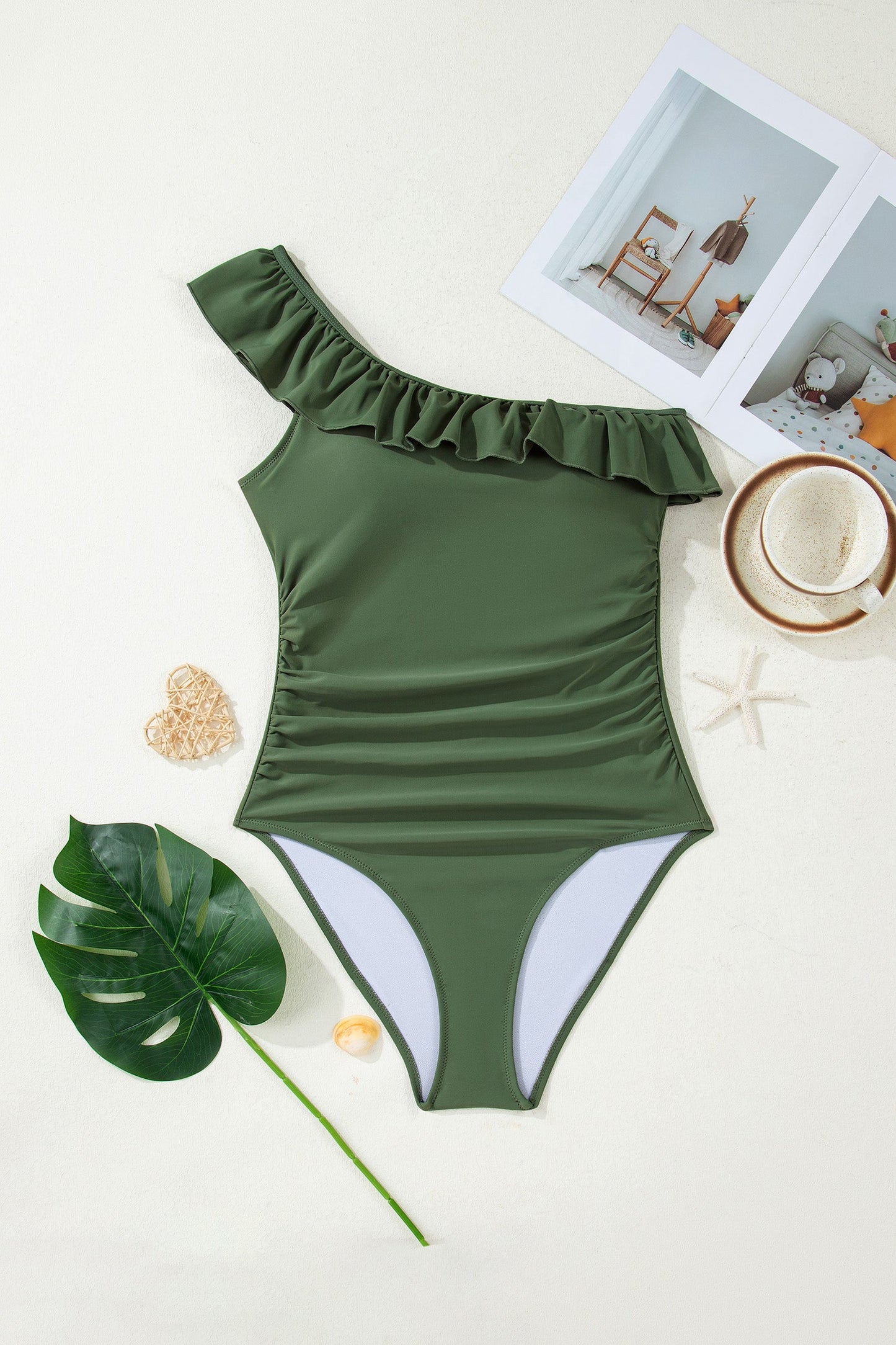 Traje de baño de una pieza con cuello asimétrico, ribete con volantes y color negro liso