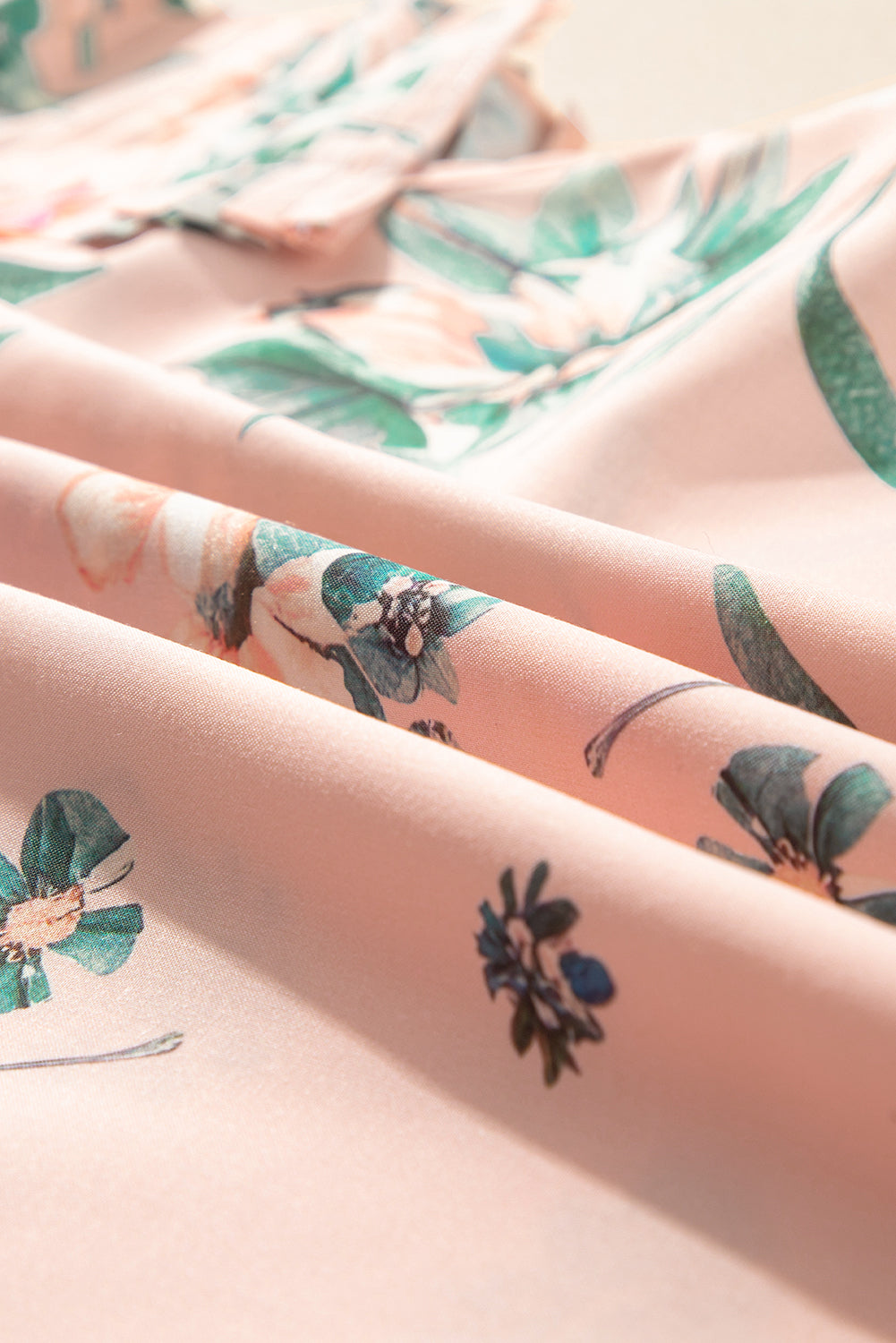 Blusa con estampado floral rosa, volantes, cuello en V y manga plisada
