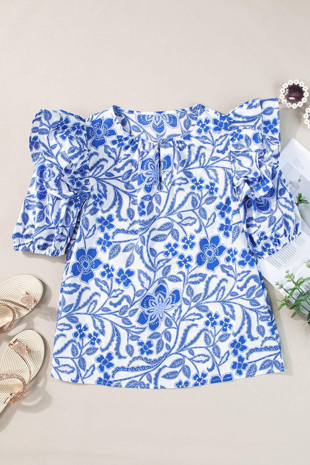 Blusa con estampado floral azul oscuro y manga abullonada con volantes
