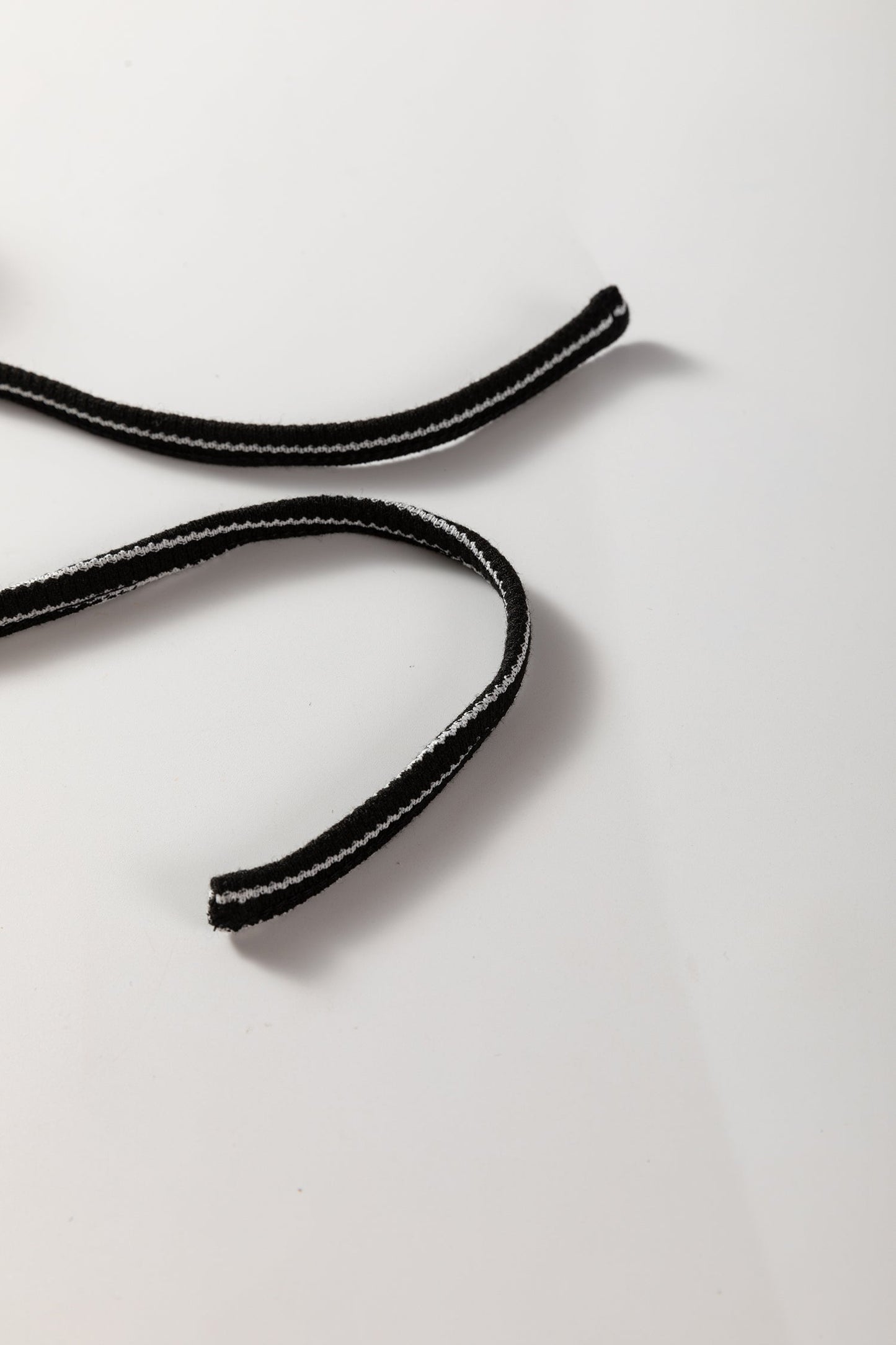 Conjunto de suéter con cuello a rayas blancas y pantalón con cordón