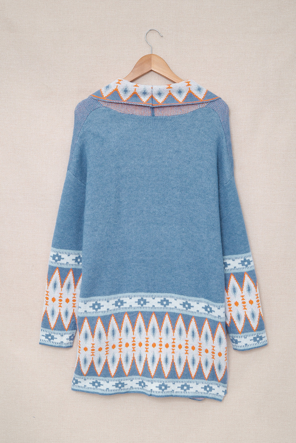 Cárdigan de punto azul con estampado azteca y frente abierto