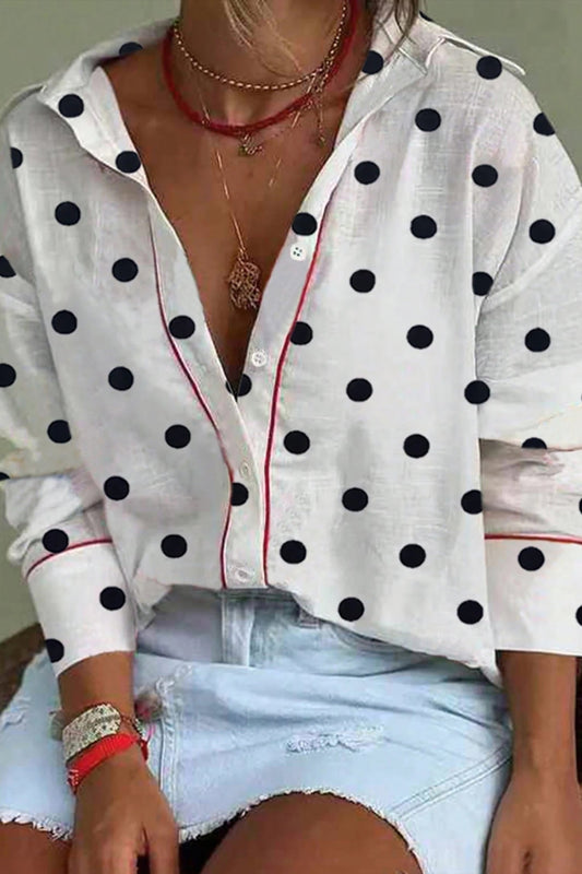 Camisa elegante con estampado de lunares blancos y ribetes en contraste
