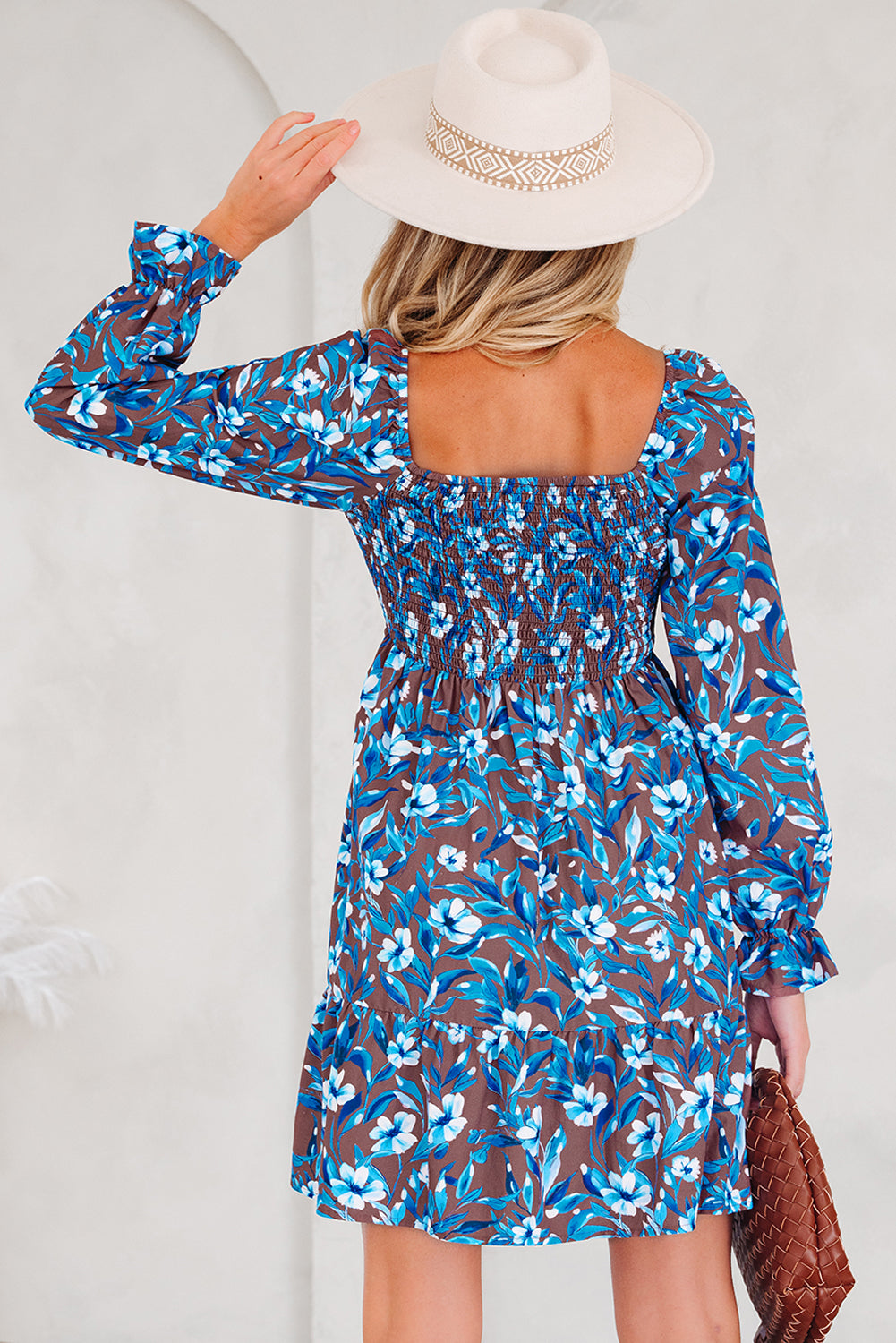 Vestido floral azul con cuerpo fruncido, cintura alta y mangas con volantes