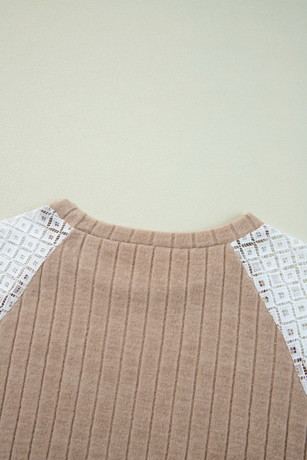 Blusa acanalada de manga larga con retazos florales pergamino