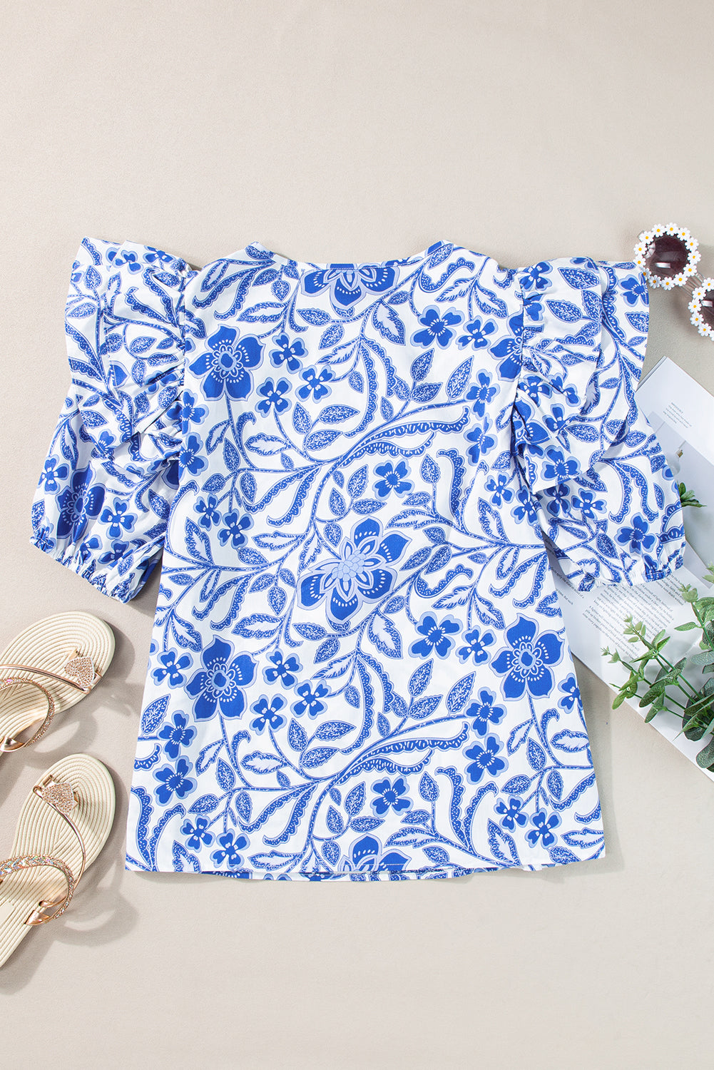 Blusa con estampado floral azul oscuro y manga abullonada con volantes