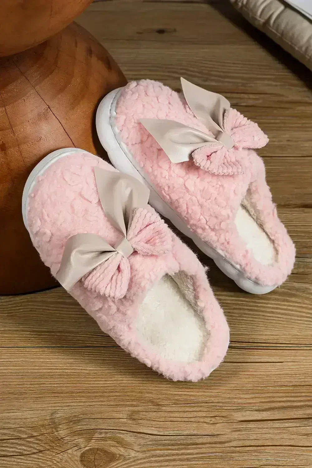 White Contrast Bowknot Applique Plush Winter Slippers